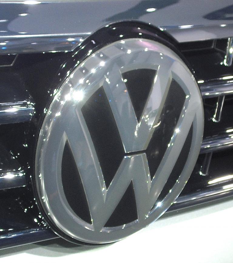 VW Passat: Das Markenlogo prangt vorn mittig und groß im Kühlergrill. 