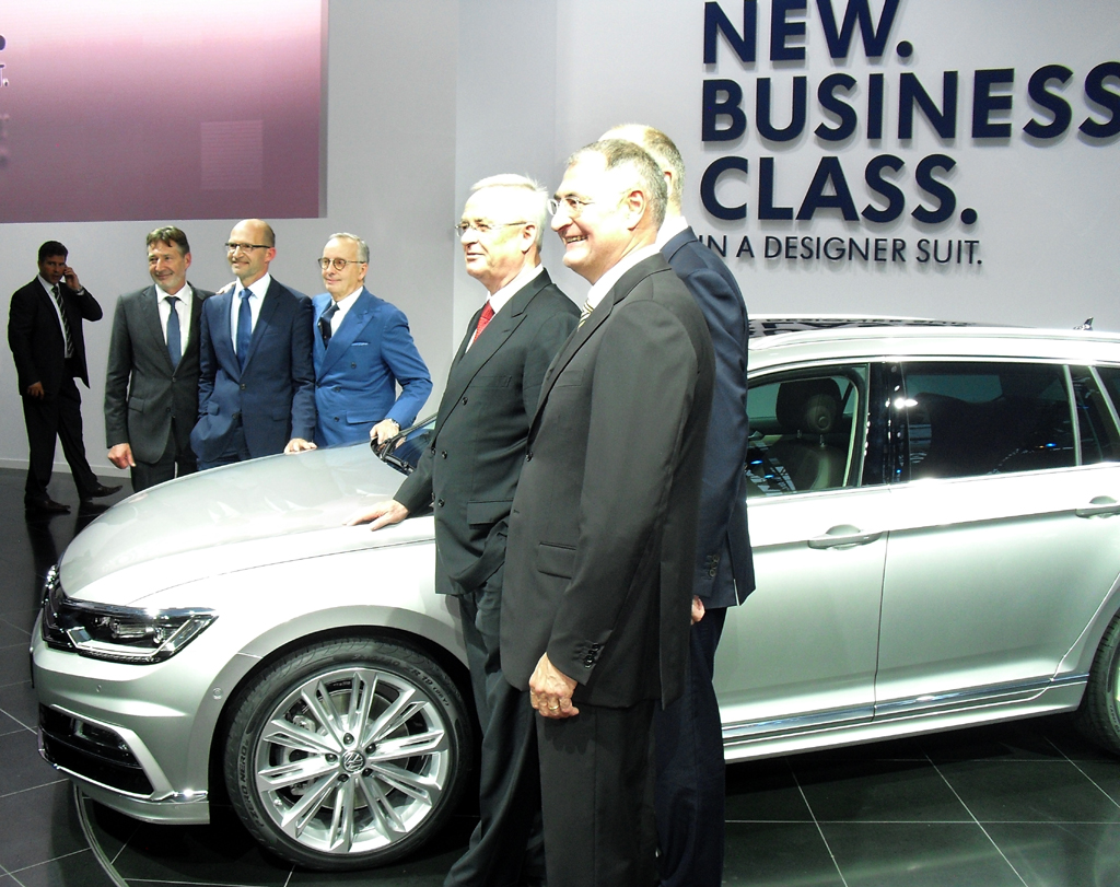 VW Passat: Seitenblick bei der Weltpremiere im Volkswagen-Designzentrum in Potsam mit Vertretern der Politik und von Volkswagen mit Konzernchef Martin Winterkorn an der Spitze.