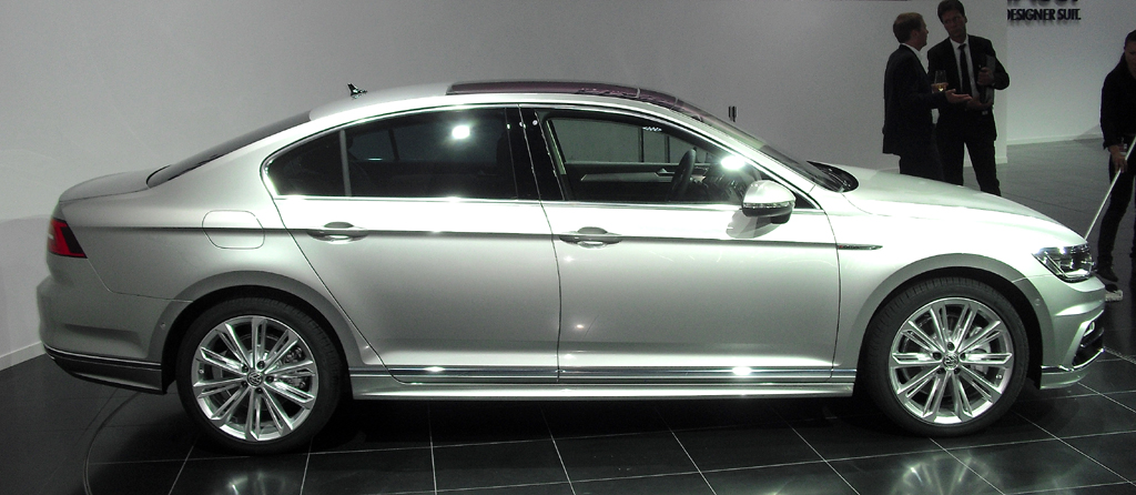VW Passat: So sieht die Limousine mit R-Line-Paket von der Seite aus ... 
