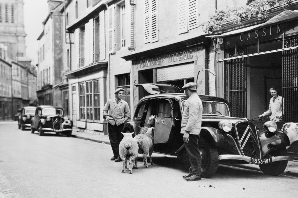 Viehtransporter im Citroen Traction Avant 11 Commerciale Prototyp 1937