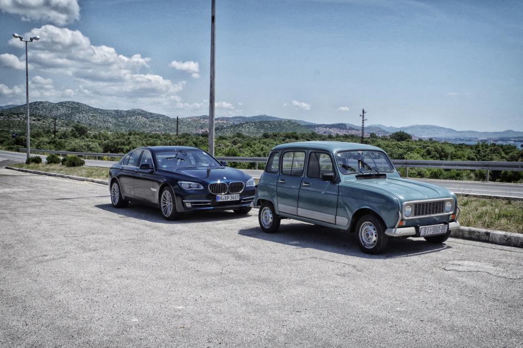 Während sich der 280 kW/381 PS starke und drei Liter große Reihensechszylinder mit dreifacher Turboaufladung souverän das Gebirge hinaufschraubt, verwandelt sich analog zur Landschaft auch das Straßenbild. 
