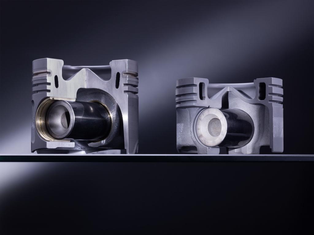 Weil Stahl die Wärme nur etwa ein Viertel mal so gut leitet und damit aus dem Brennraum abführt wie Aluminium, arbeitet ein Diesel mit den neuen Kolben bei höherer Temperatur und deshalb effizienter.