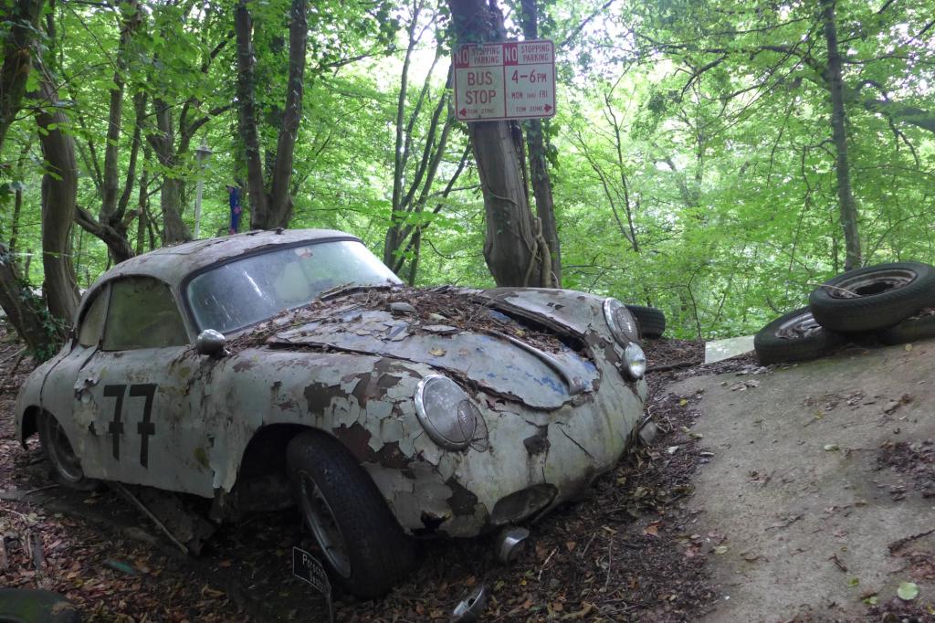 Wer die Geschichte hinter diesem Autofriedhof kennt, sieht die verwitterten Schönheiten vielleicht mit anderen Augen.