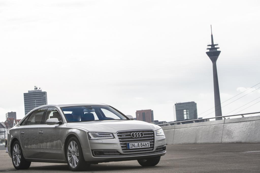 Wer sich einen Audi A8 als Dienstwagen – und nur als solcher wird hierzulande ein Auto der Oberklasse bestellt – leisten darf, muss sich sicherlich nicht mit Preisgrenzen beschäftigen