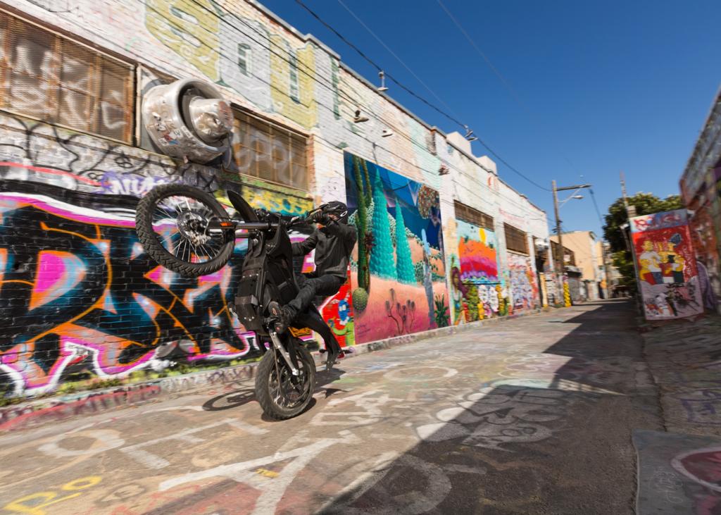 Zero aus Santa Cruz hat sein elektrisches Funbike FX überarbeitet und bläst zum Angriff auf die etablierten Spaßmotorräder mit Verbrennungsmotor