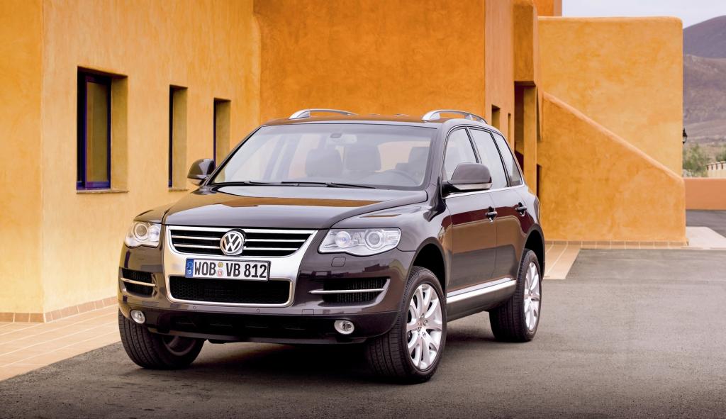 Zwischen den heutigen großen SUV mag die erste Generation des Touareg nicht mehr auffallen (hier das Facelift ab 2006)