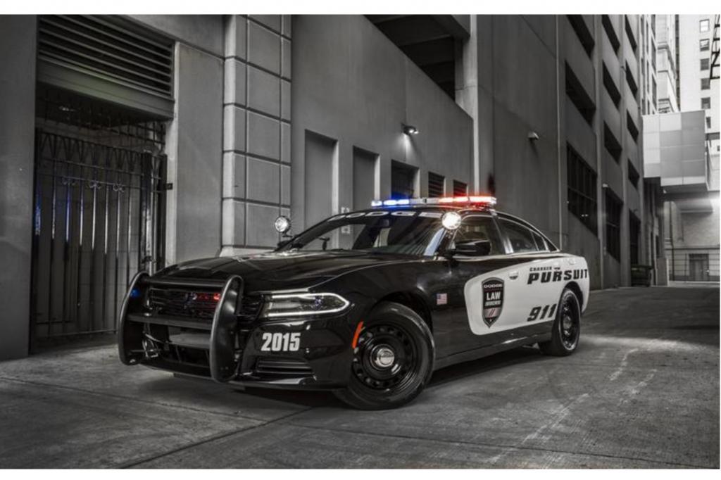 . In einer besonders martialischen Verpackung zeigt US-Hersteller Chrysler die nächste Generation des Muscle-Cars, das sich nicht nur optisch auf die Verbrecherjagt vorbereitet hat.