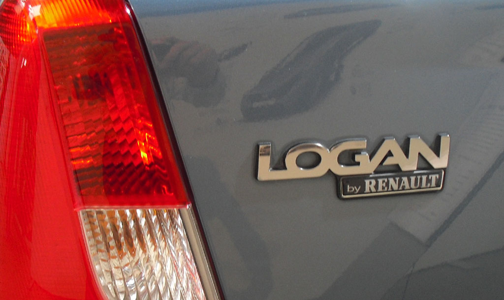 ... mit der Bezeichnung „Logan by Renault“ auf der Kofferraum-Klappe.