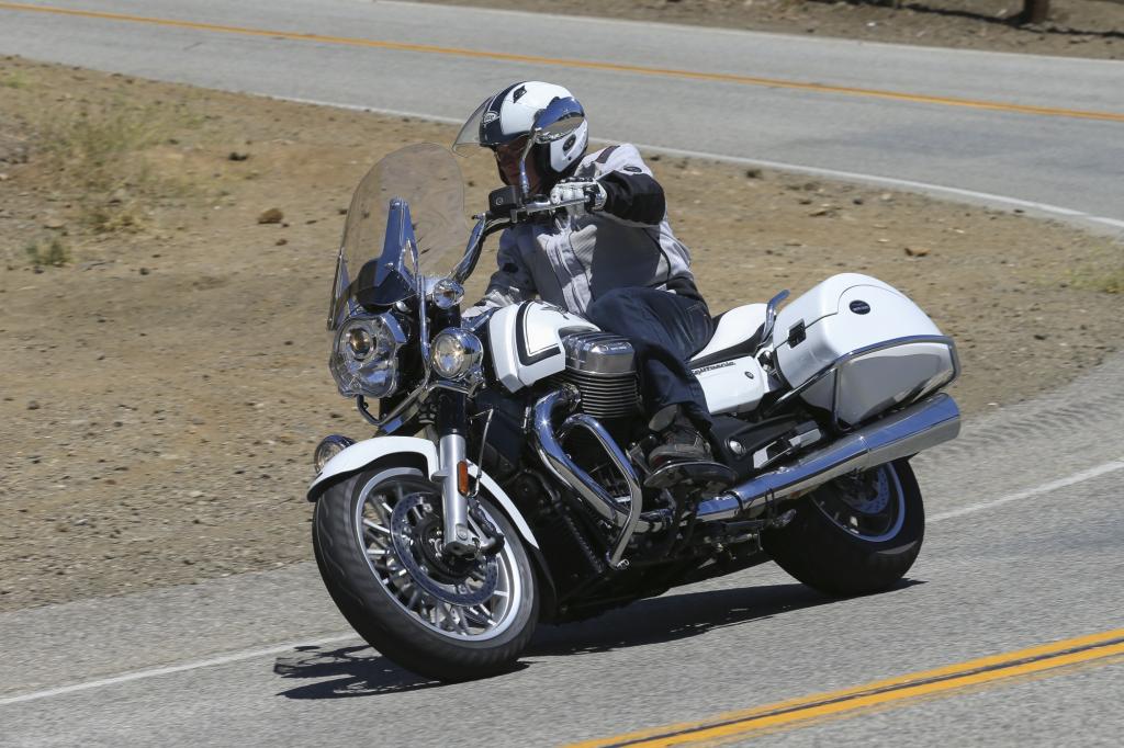 19.990 Euro verlangt der deutsche Guzzi-Händler, zweitausend mehr als die weit weniger komfortable und auch nur Solisten zu empfehlende Custom-Version, die 19 Kilogramm leichter ist. 