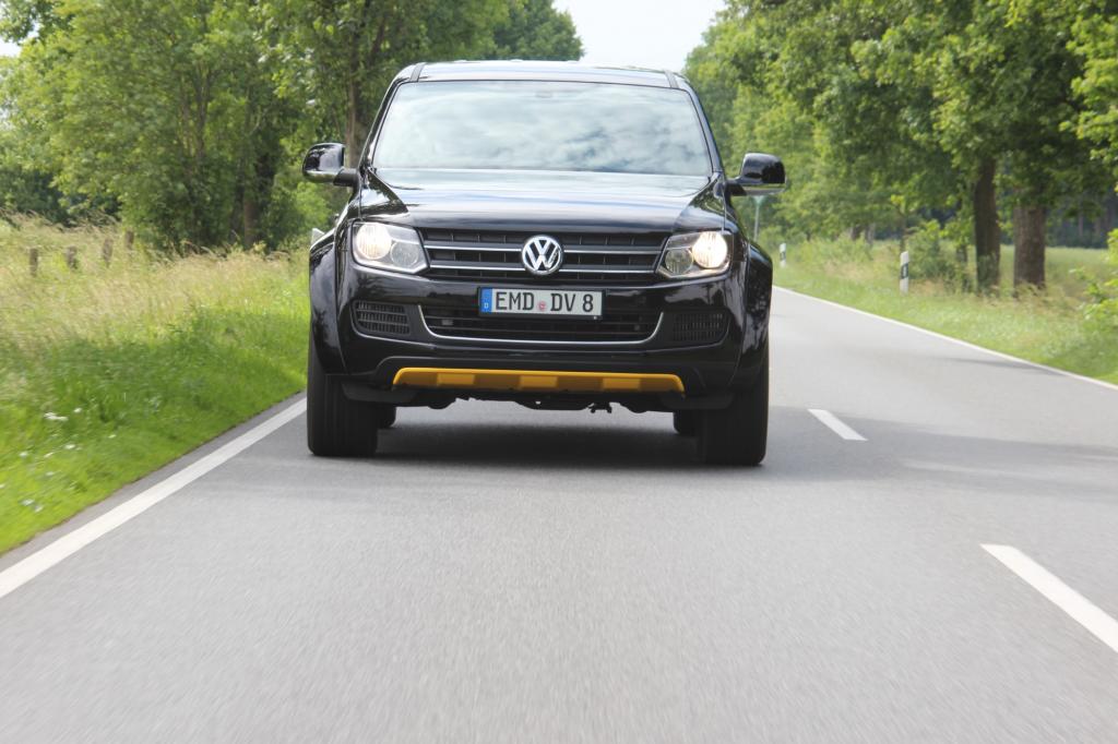 295er Reifen auf 22-Zoll-Rädern, Allradantrieb, Achtgang-Automatik und irrwitzige 930 Nm – kein Wunder, dass das Serienmodell im Rückspiegel da ganz, ganz klein wird. 