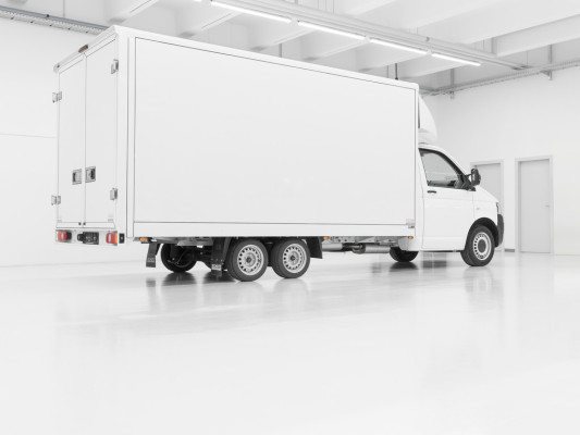 Alko rüstet den VW Transporter zum Doppelachser auf