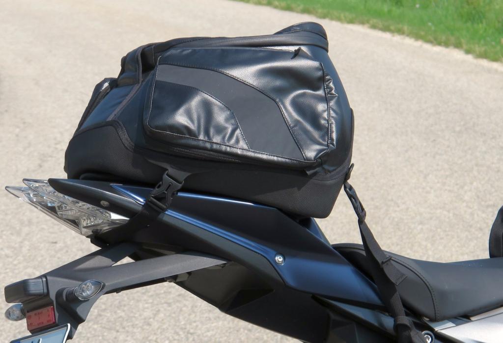 Auf Tour gehen funktioniert auch deshalb gut, weil BMW mit dem speziellen Tankrucksack und der ebenso speziellen Hecktasche (Foto) zwei ausgezeichnete Behältnisse geschneidert hat
