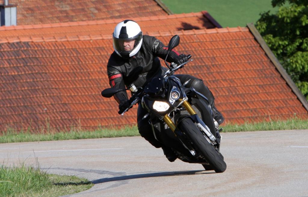 BMW hat mit der S 1000R ein extrem leichtes, leistungsstarkes und damit fahraktives Nakedbike entwickelt