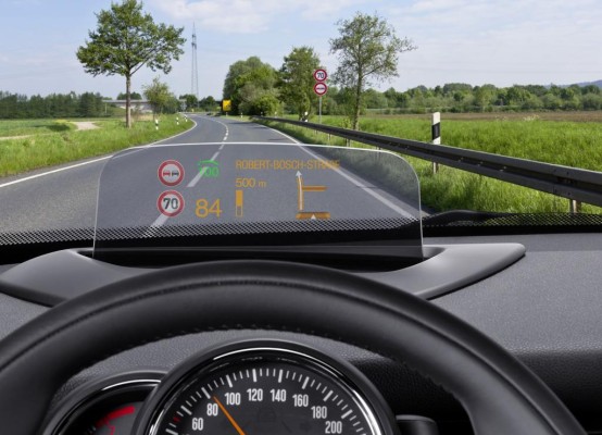 Beim Combiner-Display dient nicht die Frontscheibe als Projektionsfläche, sondern eine kleine durchsichtige Kunststoffscheibe, die zwischen Fahrer und Frontscheibe angebracht ist, wie beim System von Bosch für den neuen Mini