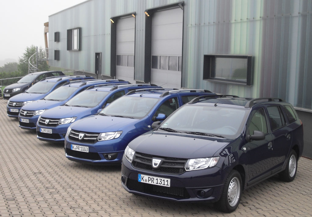 Dacia-Parade mit dem Kombi Logan MCV.