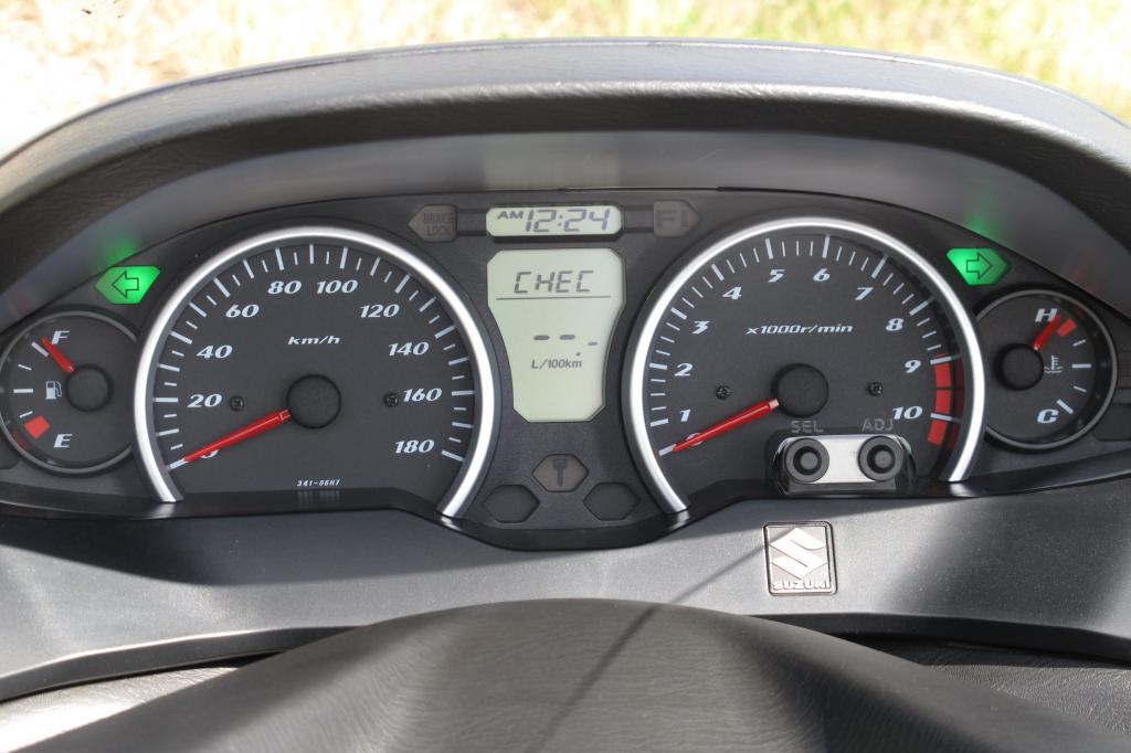 Das Windschild verursacht bei durchschnittlich großen Fahrern keinerlei Turbulenzen am Helm, der Windschutz überzeugt bis hin zur Höchstgeschwindigkeit von 140 km/h; der Tacho zeigt dabei gut 150 Sachen an.