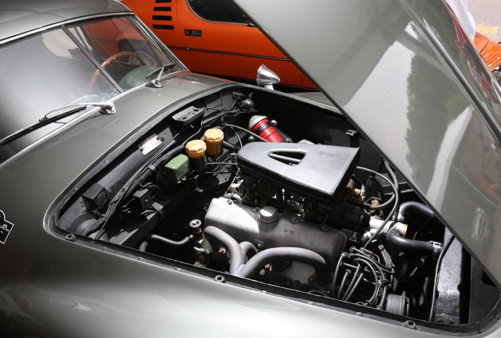 Der 2,0-Liter-V8 ist etwas hinter der Vorderachse als eine Art Frontmittelmotor platzierte