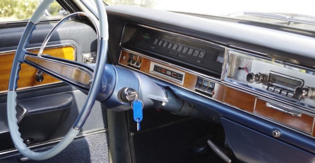 Der Admiral V8 ist mit 15.950 Mark im Jahr 1965 auch kein billiges Vergnügen – immerhin ist die, wenn auch gefühllose Servolenkung frei Haus. 