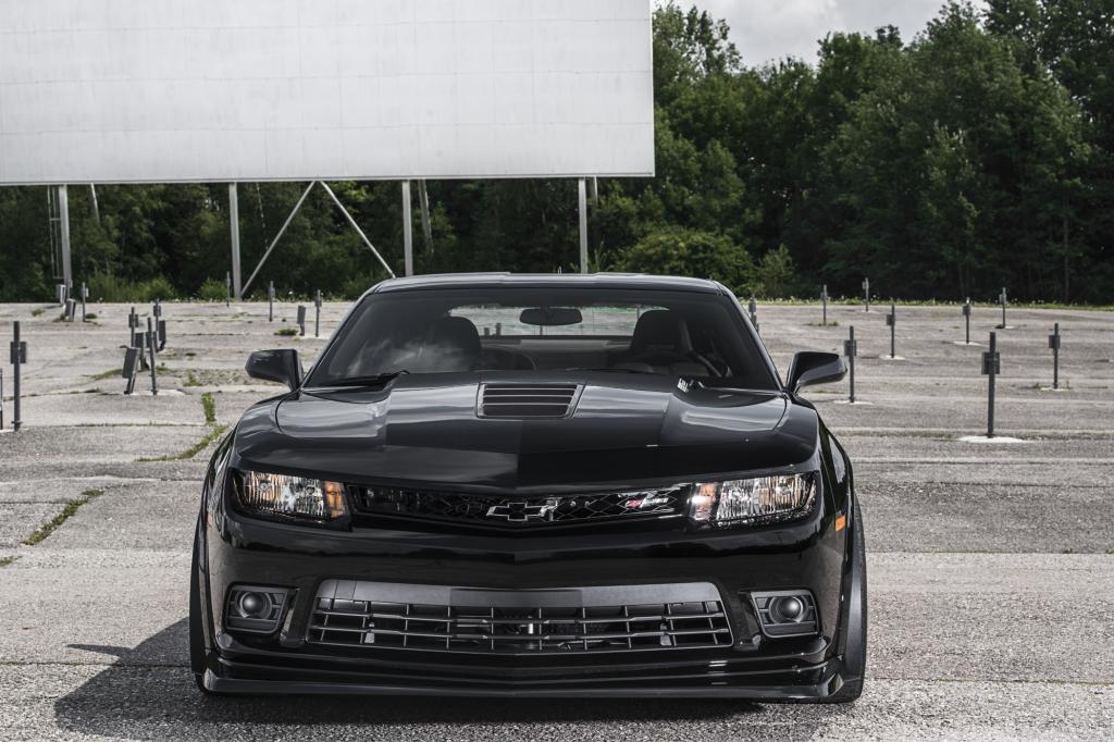 Der Chevrolet Camaro kommt mit seinem üppigen Siebenliter-V8-Herz auf 373 kW/507 PS und 637 Nm Drehmoment. 