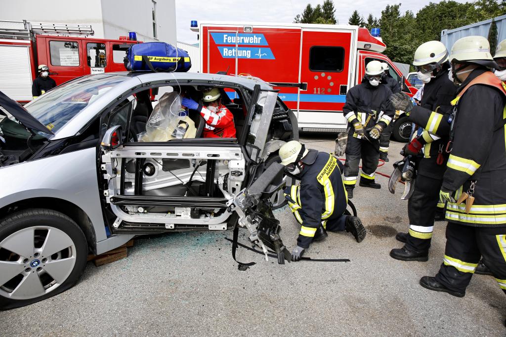 Die ADAC-Unfallforschung hat zusammen mit Feuerwehrleuten jetzt die Rettung von Personen aus dem Elektroauto BMW i3 geprobt