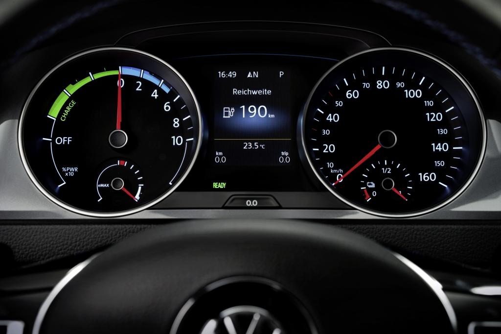 Die Instrumente zeigen im Blickfeld des Fahrers zum Beispiel an, ob gerade rekuperiert wird