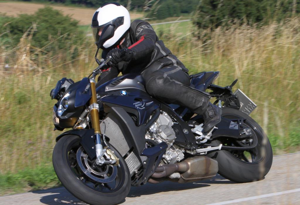 Die S 1000R fordert ihren Fahrer, aber sie überfordert ihn nicht, solange er halbwegs bei Sinnen ist