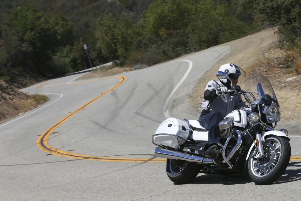 Die überwiegend holprige Fahrbahn mit teils deftigen Stößen verdaut das Guzzi-Fahrwerk mit seiner massiven 46 mm-Telegabel und den beiden hinteren Federbeinen mehr als zufriedenstellend. 