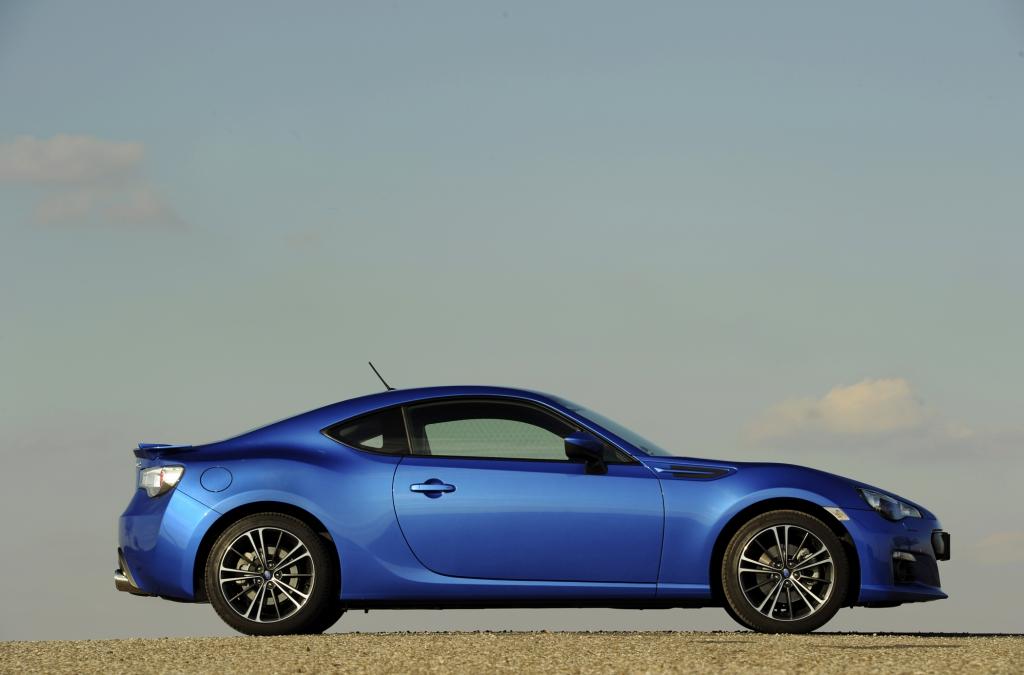 Die flache Motorhaube des Subaru BRZ lässt es erahnen - hier arbeitet ein Boxer