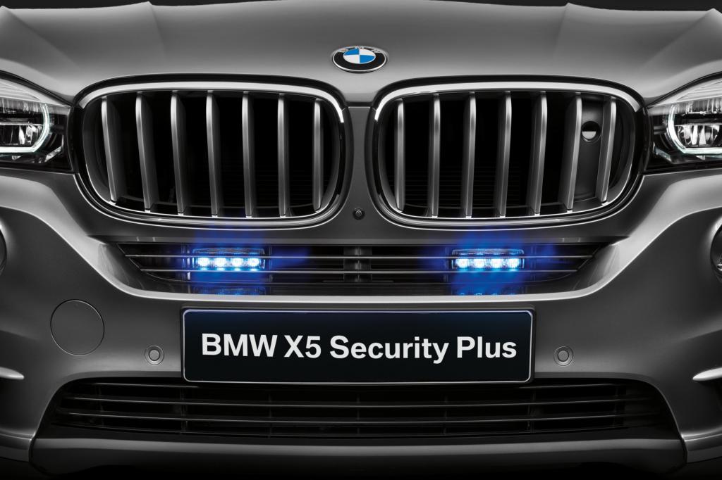 Die meisten Karosserieteile des X5 Security Plus wurden gegen Materialien ausgetauscht, die einer Feuerwaffe oder auch Granaten standhalten können. 