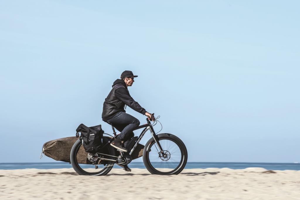 Die zunächst in Alaska für Fahrten im Schnee entwickelten „Fatbikes“, die später Floridas Strände eroberten und jetzt Europa entdeckt haben, kommen direkt mit E-Motoren auf den Markt