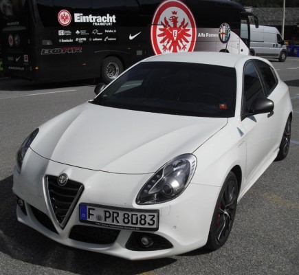 Eintracht Alfa: Eine Automobilmarke im Fußball-Trainingslager in Italien