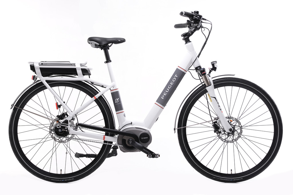 Eurobike 2014: Peugeot AE21 lädt auch das Laptop mit auf
