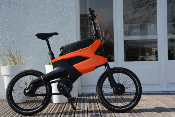 Eurobike 2014: Peugeot AE21 lädt auch das Laptop mit auf