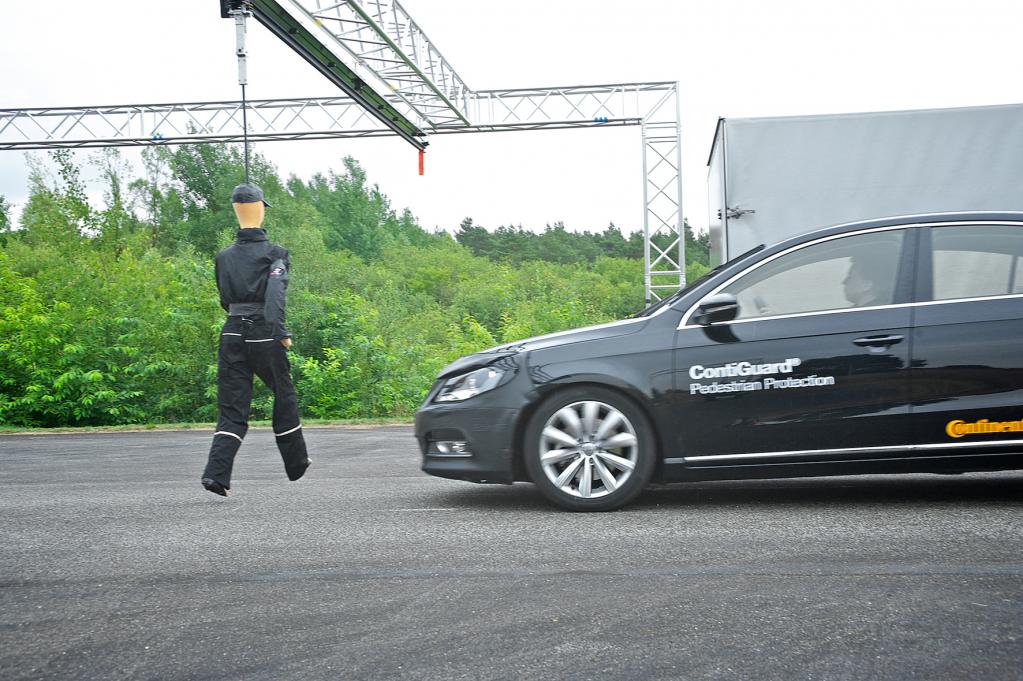 Für Fußgänger bremst der Pkw vollautomatisch