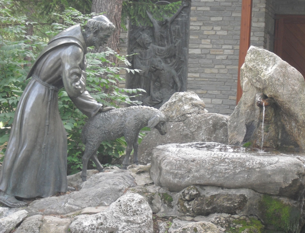 Figurengruppe vor kirchlichem Gebäude in Bardonecchia.
