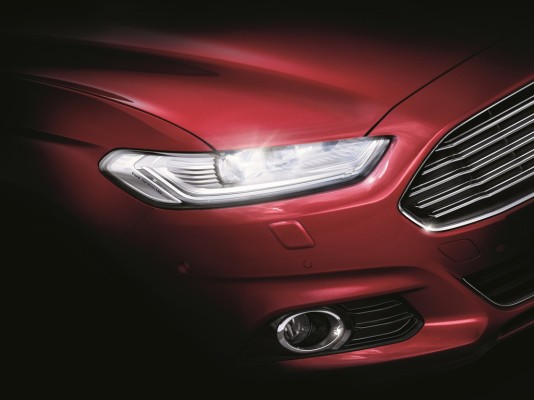 Ford Mondeo mit adaptiven LED-Frontscheinwerfern