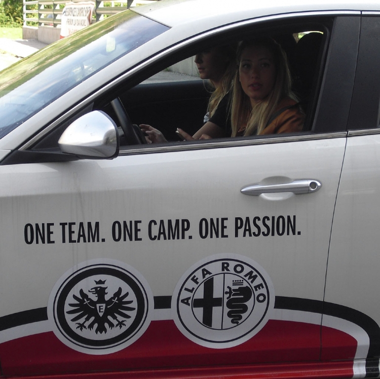 Gemeinsame Alfa-, Eintracht- und Bardonecchia-Leidenschaft: One Team. One Camp. One Passion.
