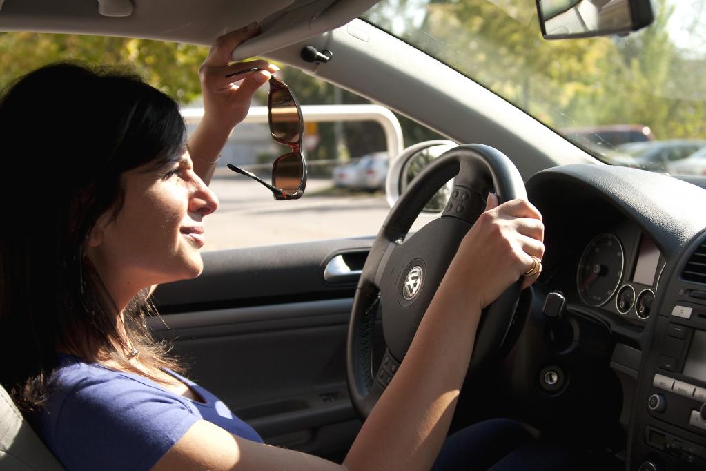 Im Auto - Die Sonnenbrille ist immer gefragt