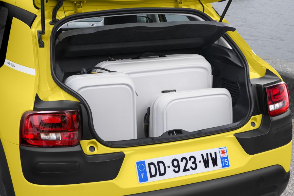 Im Vergleich zu normalen Stadtautos der Klein- und Kleinstwagenklasse bietet dieser Citroen richtig viel Platz, auch hinten und stellt rund 350 Liter Kofferraum zur Verfügung, er ist einigermaßen übersichtlich und hat genügend Ablagen. 