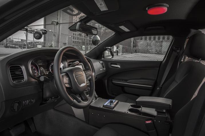 Innen erwarten die Polizisten ein Dreispeichen-Sportlenkrad, optimierte Sitze und eine Mittelkonsole mit ausreichend Platz für benötigte Gegenstände. 