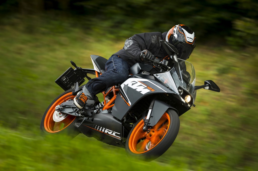 KTM RC 125 kommt serienmäßig mit ABS