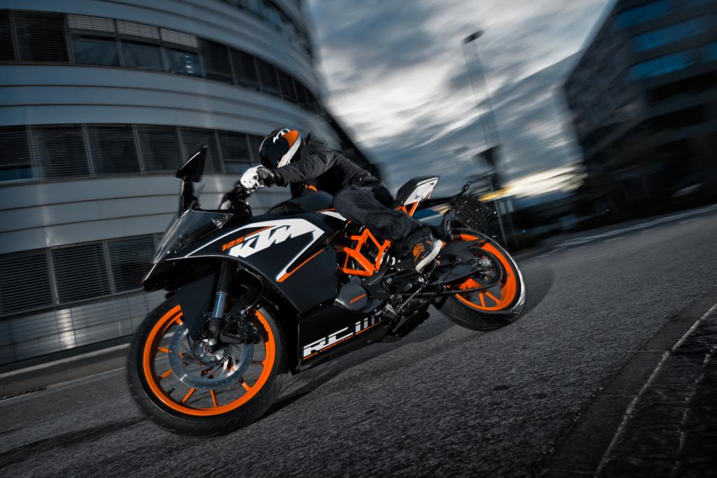 KTM legt mit der sportlichen RC 125 jetzt bereits das zweite Motorrad der A1-Klasse mit serienmäßigem ABS auf. 