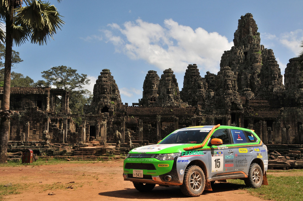 Klassensieg für Mitsubishi Plug-in Hybrid Outlander bei Asia Cross Country Rallye
