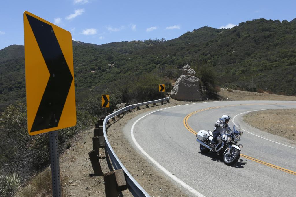 Kurvenreich windet sich die zweispurige Straße durch das grüne Tal des Malibu Creek. Die Cali zeigt hier ihr Talent, aber  noch nicht ihr ganzes Können