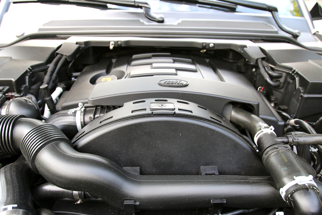 Land Rover Discovery: Blick unter die Haube auf den 3,0-Liter-Sechszylinder. 