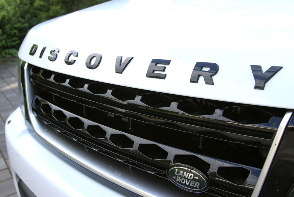 Land Rover Discovery: Das Markenlogo sitzt vorn an der Seite im Kühlergrill. 
