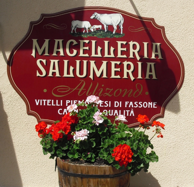 Malerisches Ladenschild in Bardonecchia.