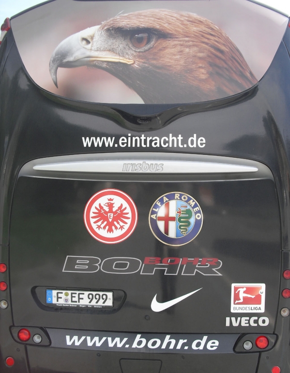 Mit Adler Attila oben auf der Rückseite des Eintracht-Busses.