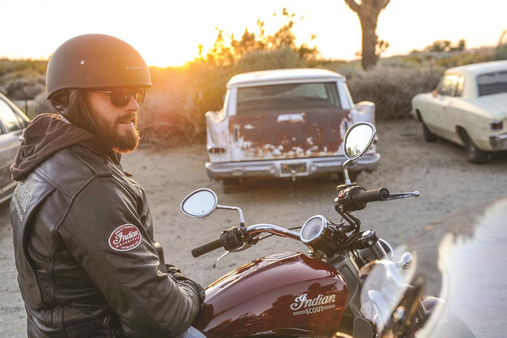 Mit der neuen Indian Scout kehrt nach über 70 Jahren ein Motorrad mit demselben legendären Namen zurück wie der Klassiker, mit dem seinerzeit die berüchtigte Steilwand „Wall of Death“ bezwungen wurde 