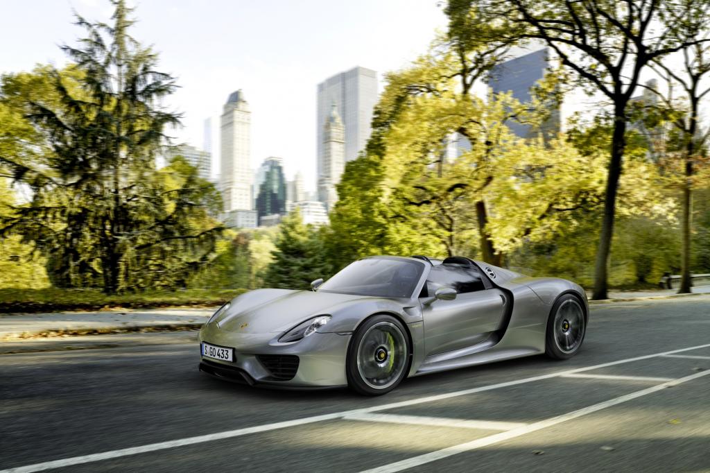 Mit seinem komplexen Fahrwerkspaket schraubte der 918 Spyder den Rundenrekord für Serienfahrzeuge auf der Nordschleife des Nürburgrings im September 2013 auf 6.57 Minuten